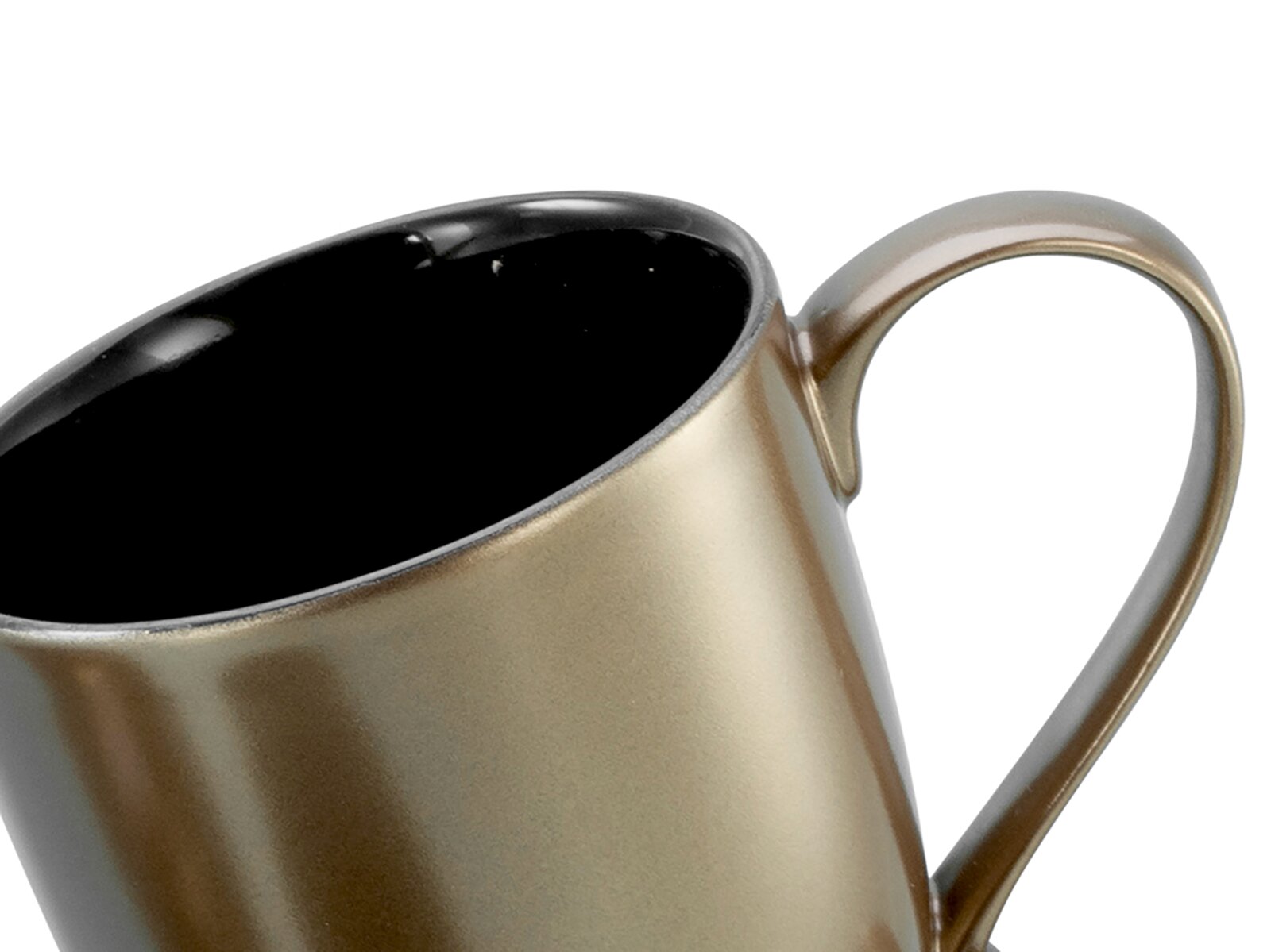 Nahaufnahme einer metallisch goldfarbenen Tasse mit schwarzer Innenseite und großem Henkel, leicht schräg von oben fotografiert vor weißem Hintergrund