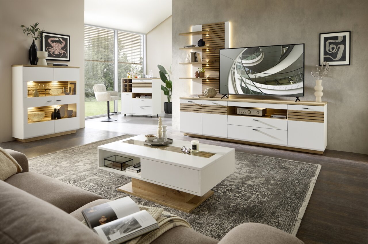 Moderne woonkamerwandcombinatie in wit en houtlook met tv, planken en decoratieve elementen, zijaanzicht