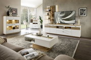Moderne woonkamerwandcombinatie in wit en houtlook met tv, planken en decoratieve elementen, zijaanzicht