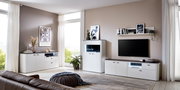 Moderne Wohnzimmer-Wandkombination in Weiß mit Schränken, Regalen und TV-Bereich, seitliche Perspektive