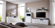 Moderne Wohnzimmer-Wandkombination in Weiß mit Schränken, Regalen und TV-Bereich, seitliche Perspektive