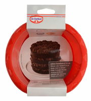 Rote Silikon-Rundform mit einem Durchmesser von 14 cm, abgebildet in einer leicht seitlichen Perspektive, mit einer Verpackung, die ein Bild eines Schokoladenkuchens zeigt.
