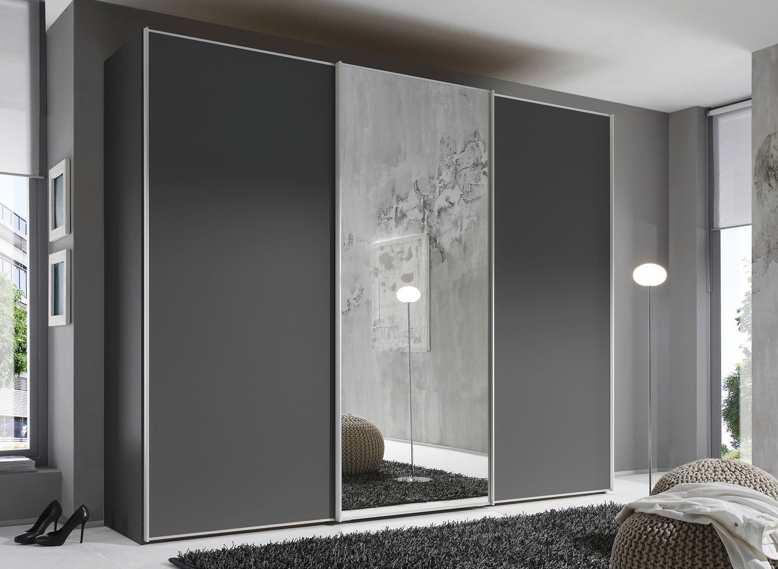 Moderner Schwebetürenschrank in dunklem Grau mit Spiegeltür, seitliche Perspektive