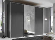 Moderner Schwebetürenschrank in dunklem Grau mit Spiegeltür, seitliche Perspektive