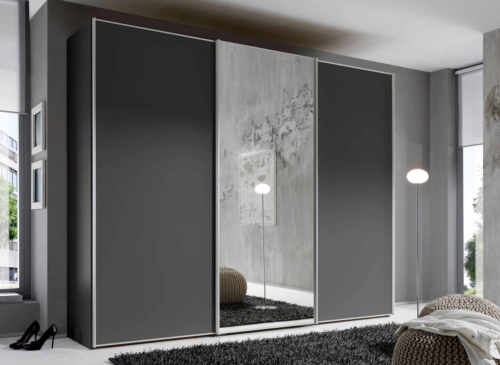 Moderner Schwebetürenschrank in dunklem Grau mit Spiegeltür, seitliche Perspektive