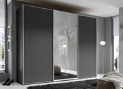 Moderner Schwebetürenschrank in dunklem Grau mit Spiegeltür, seitliche Perspektive
