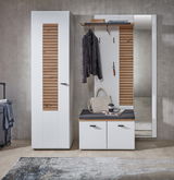 Moderne Garderobenkombination mit weißem Schrank, Garderobenpaneel und Spiegel in Frontalansicht. Enthält hölzerne Akzente und eine Sitzbank mit Stauraum.