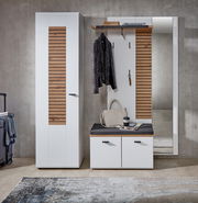 Moderne Garderobenkombination mit weißem Schrank, Garderobenpaneel und Spiegel in Frontalansicht. Enthält hölzerne Akzente und eine Sitzbank mit Stauraum.