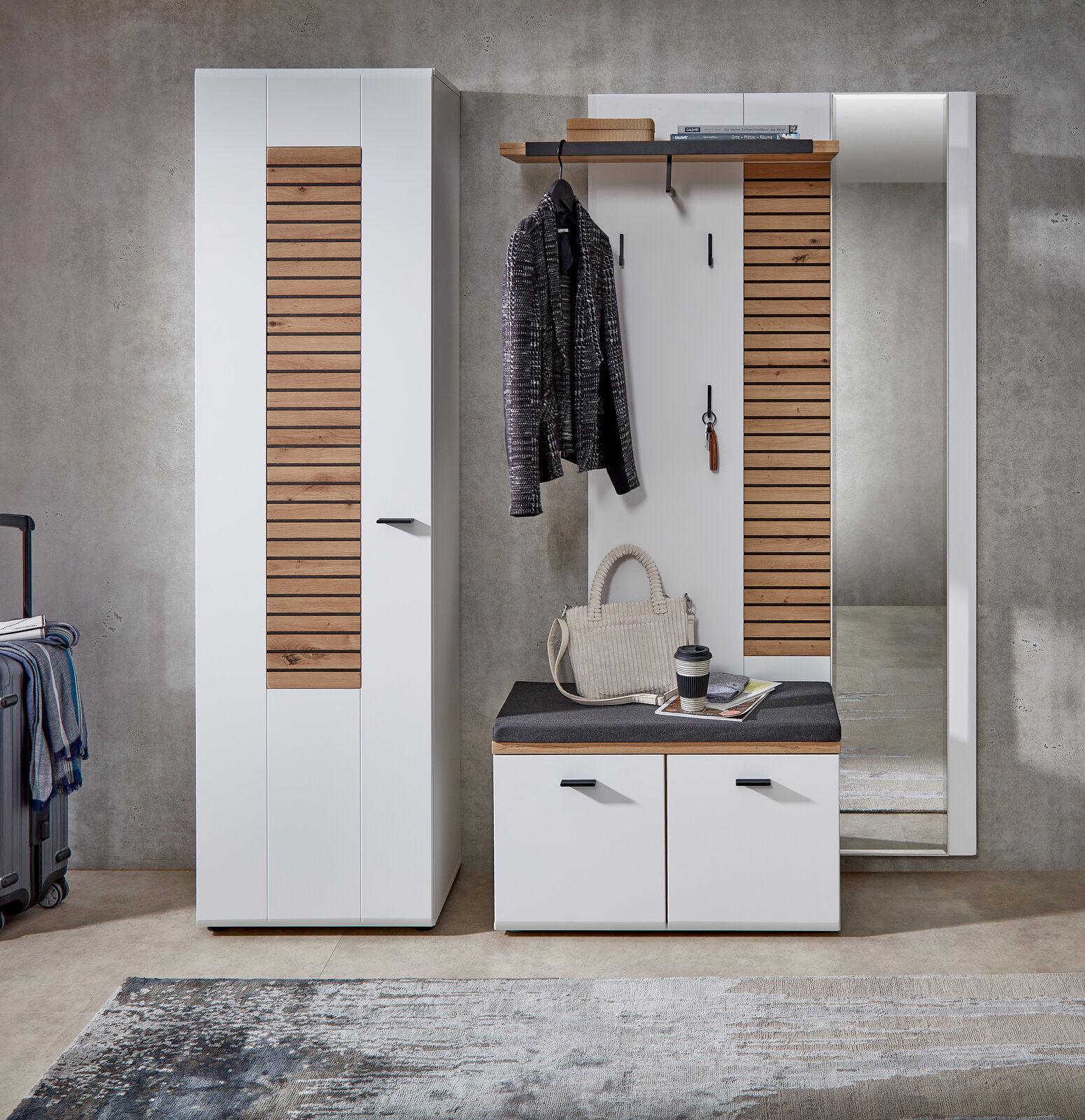 Moderne Garderobenkombination mit weißem Schrank, Garderobenpaneel und Spiegel in Frontalansicht. Enthält hölzerne Akzente und eine Sitzbank mit Stauraum.