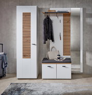 Moderne Garderobenkombination mit weißem Schrank, Garderobenpaneel und Spiegel in Frontalansicht. Enthält hölzerne Akzente und eine Sitzbank mit Stauraum.