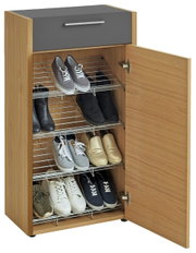 Schuhschrank aus Holz mit grauer Schublade, geöffneter Tür und mehreren Paar Schuhen auf Metallregalen, Perspektive von vorne