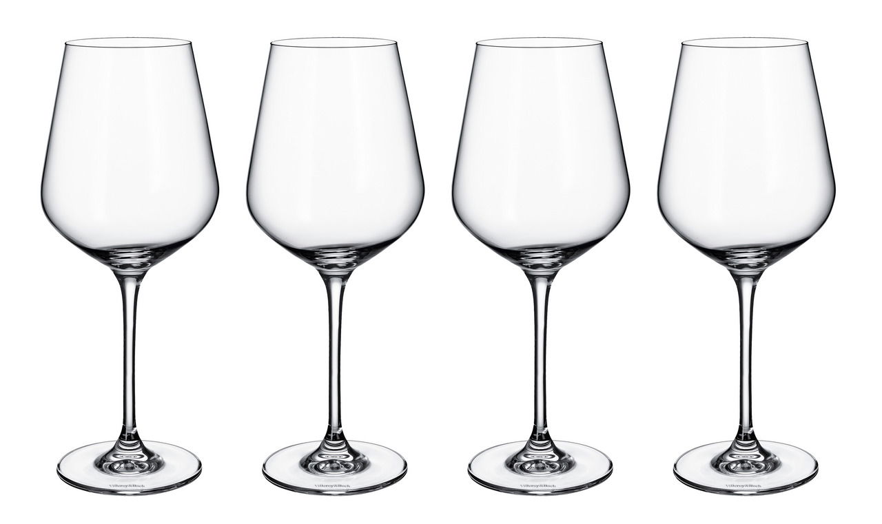 Vier Rotweingläser in einer Reihe, frontal fotografiert.