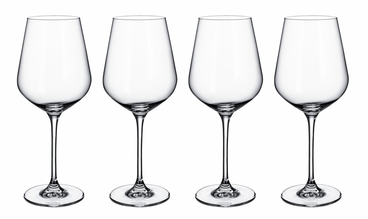 Vier Rotweingläser in einer Reihe, frontal fotografiert.