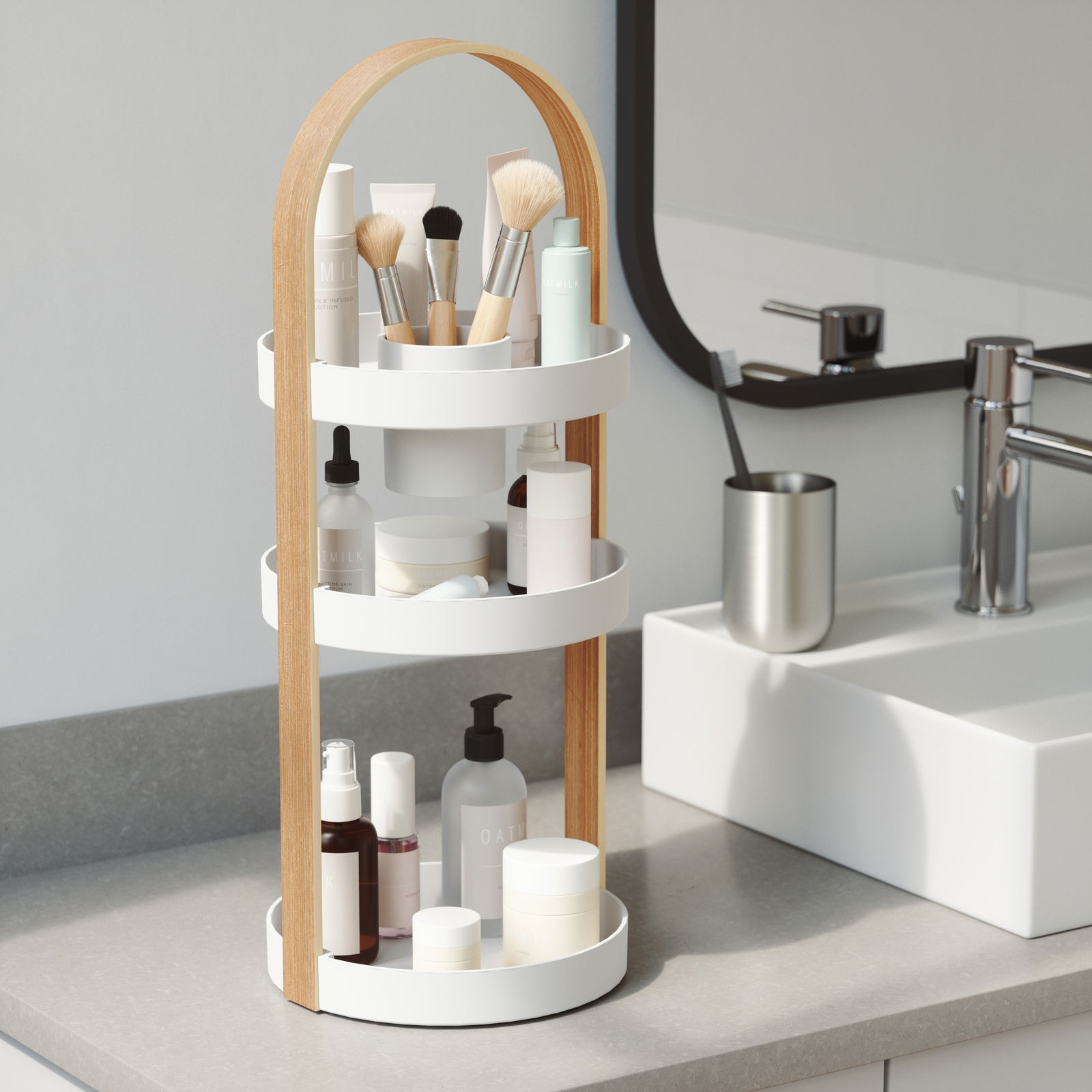 Dreistöckiger Kosmetik-Organizer mit Holzgriff, gefüllt mit verschiedenen Kosmetikartikeln, auf einer Badezimmerablage neben einem Waschbecken, aus seitlicher Perspektive.