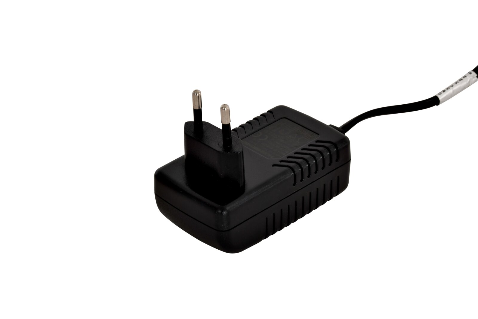 Zwarte netadapter met Europese tweepolige stekker en vast snoer, schuin van boven en vanaf de voorzijde gezien op een witte achtergrond.