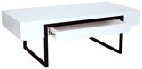 Moderner weißer Couchtisch mit schwarzem Metallgestell und offener Schublade, seitliche Perspektive
