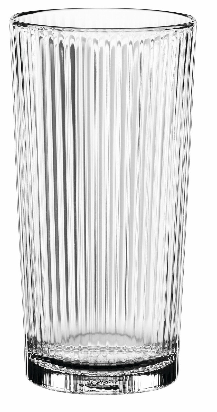 Transparentes, geriffeltes Trinkglas in Nahaufnahme, frontal betrachtet.