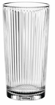 Transparentes, geriffeltes Trinkglas in Nahaufnahme, frontal betrachtet.