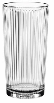 Transparentes, geriffeltes Trinkglas in Nahaufnahme, frontal betrachtet.