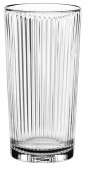 Een close-up van een transparant, geribbeld drinkglas, van voren gezien.