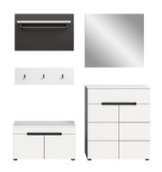 Minimalistisches weißes Flurmöbel-Set mit Wandgarderobe, Spiegel, Hakenleiste, Schuhbank und Kommode mit schwarzen Griffen, frontale Ansicht