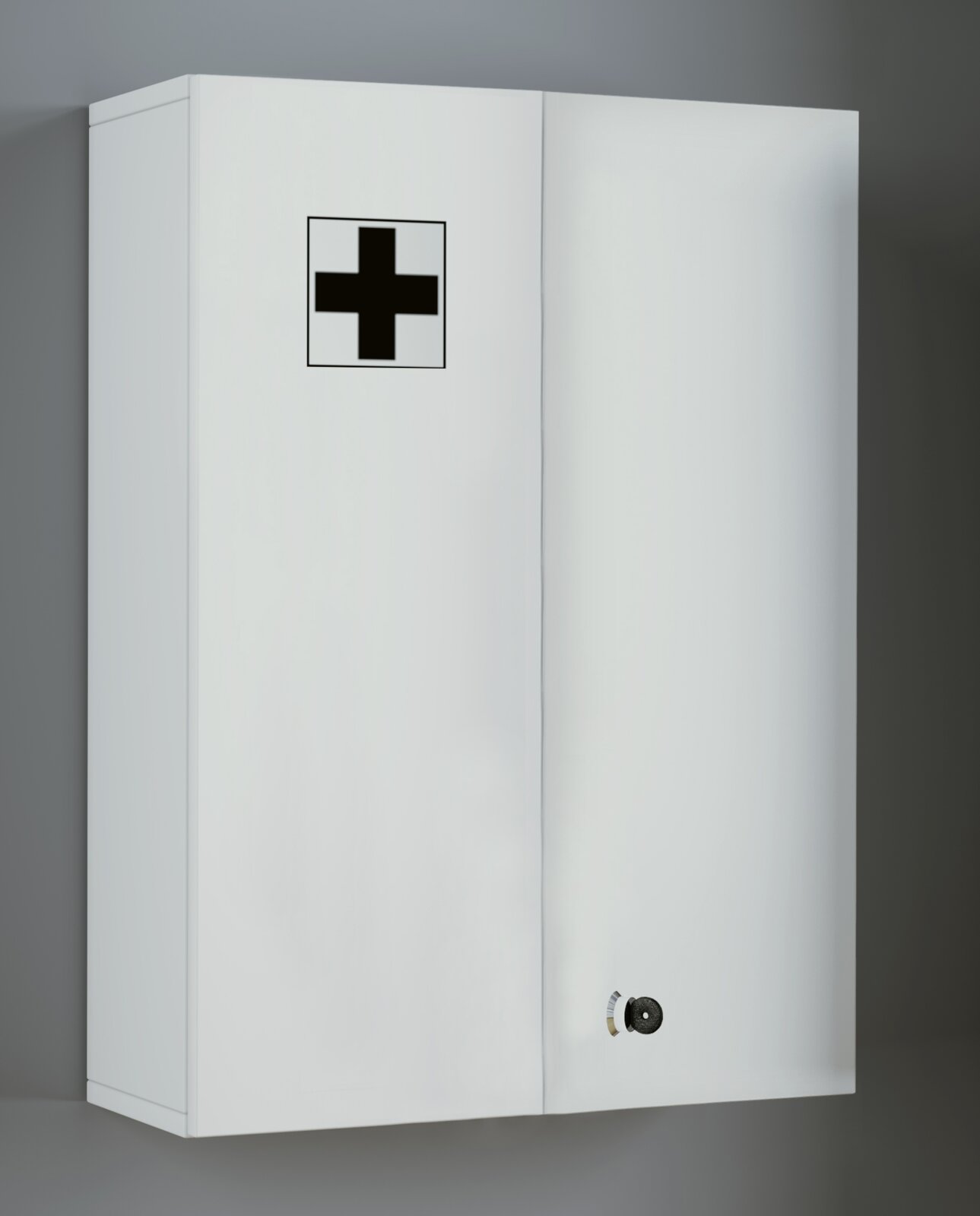 Weißer Medizinschrank/Erste-Hilfe-Schrank mit schwarzem Kreuzsymbol und kleinem Drehverschluss, in schräger Frontansicht (3/4-Perspektive) vor grauem Hintergrund