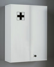 Weißer Medizinschrank/Erste-Hilfe-Schrank mit schwarzem Kreuzsymbol und kleinem Drehverschluss, in schräger Frontansicht (3/4-Perspektive) vor grauem Hintergrund
