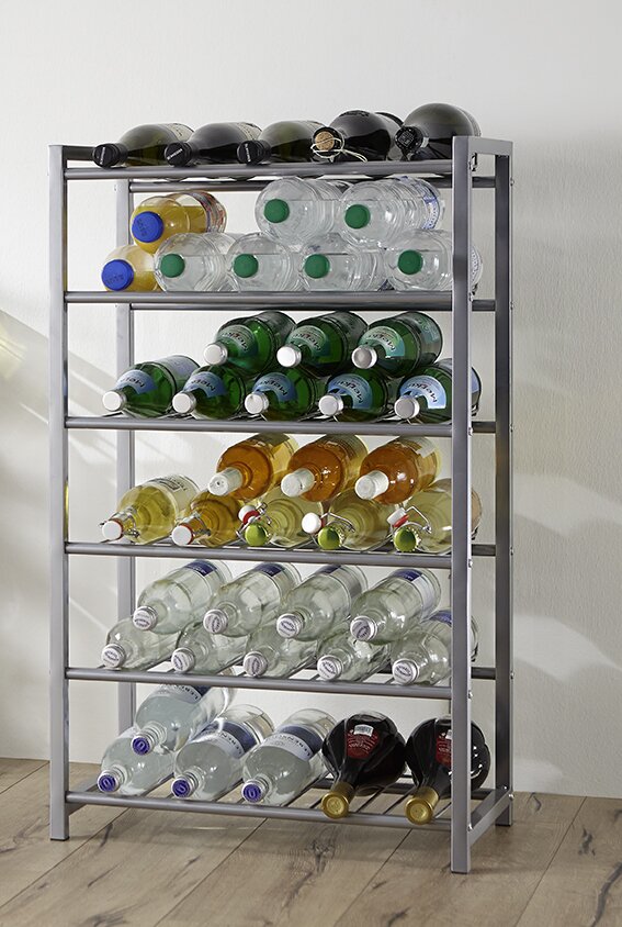 Silbernes Metall-Weinregal mit mehreren Ebenen, gefüllt mit Wein- und Wasserflaschen, frontal aus leicht seitlicher Perspektive aufgenommen.