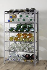 Silbernes Metall-Weinregal mit mehreren Ebenen, gefüllt mit Wein- und Wasserflaschen, frontal aus leicht seitlicher Perspektive aufgenommen.
