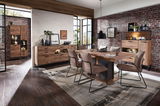 Moderne Esszimmerkombination mit Holztisch, Stühlen und Sideboards in einem stilvollen Raum mit Backsteinwänden, aus der Perspektive des Raumes betrachtet.