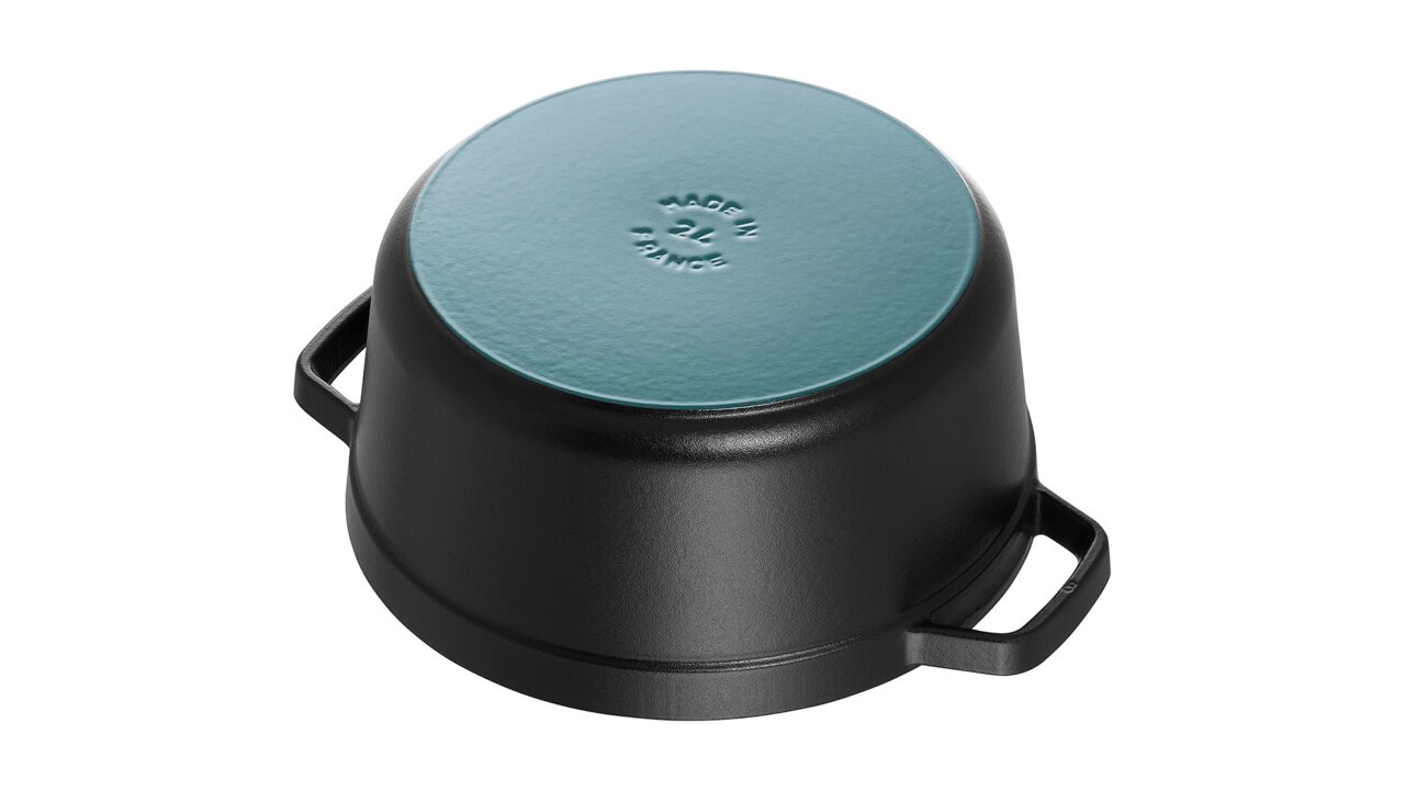 Runde Bräter Cocotte 24cm, Ansicht von unten mit türkisfarbener Unterseite und schwarzen Griffen.