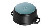 Ronde braadpan Cocotte 24 cm, onderaanzicht met turquoise bodem en zwarte handgrepen.