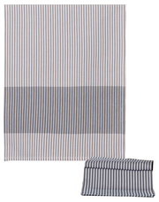 Gestreiftes Geschirrtuch in Grau- und Weißtönen, frontal und gefaltet dargestellt