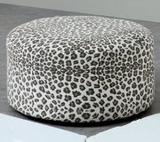 Runder, gepolsterter Pouf/Hocker mit Leopardenmuster in Weiß und Grau, freigestellt auf grauem Boden, Ansicht schräg von vorne leicht von oben