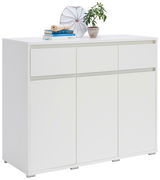 Weißes Sideboard mit drei Schubladen und drei Türen, dekoriert mit Büchern, einer Pflanze und einer Vase, seitliche Perspektive