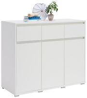 Weißes Sideboard mit drei Schubladen und drei Türen, dekoriert mit Büchern, einer Pflanze und einer Vase, seitliche Perspektive