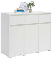 Weißes Sideboard mit drei Schubladen und drei Türen, dekoriert mit Büchern, einer Pflanze und einer Vase, seitliche Perspektive