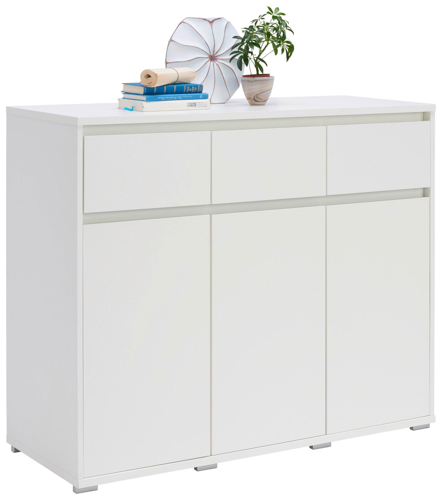Weißes Sideboard mit drei Schubladen und drei Türen, dekoriert mit Büchern, einer Pflanze und einer Vase, seitliche Perspektive