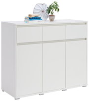 Weißes Sideboard mit drei Schubladen und drei Türen, dekoriert mit Büchern, einer Pflanze und einer Vase, seitliche Perspektive