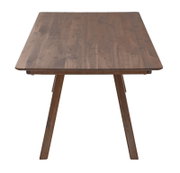 Vierkante houten eettafel met zichtbaar nerfpatroon en schuine poten, gezien schuin van boven vanaf de voorkant op een witte achtergrond