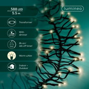 Lumineo lichtsnoer met 588 warmwitte leds over 5,5 meter, transformator, dimmer en 8-uurs timer, geschikt voor binnen en buiten, schuin van boven afgebeeld.