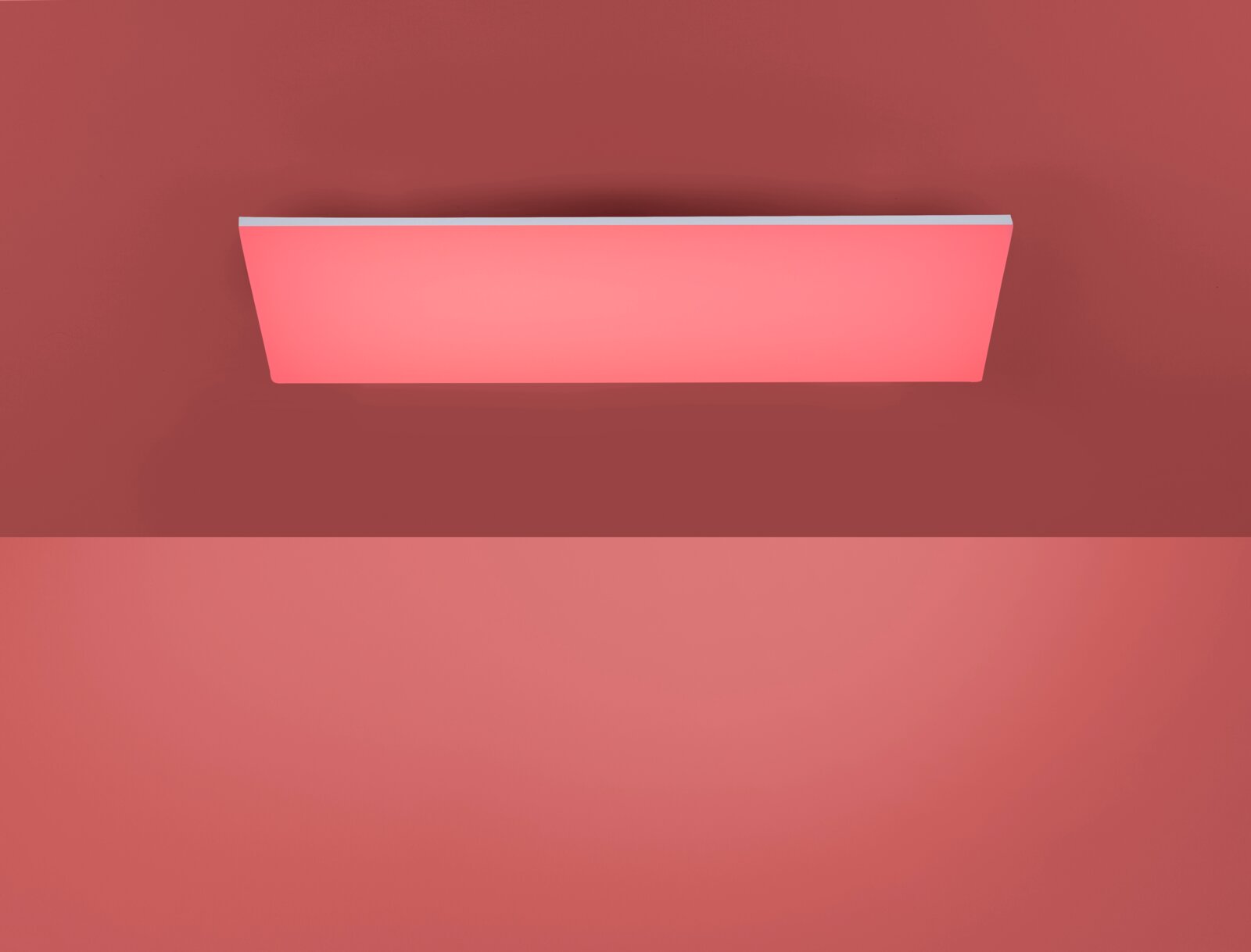 Rechteckige LED-Deckenleuchte mit rosa Licht auf rotem Hintergrund, Frontalansicht leicht von unten
