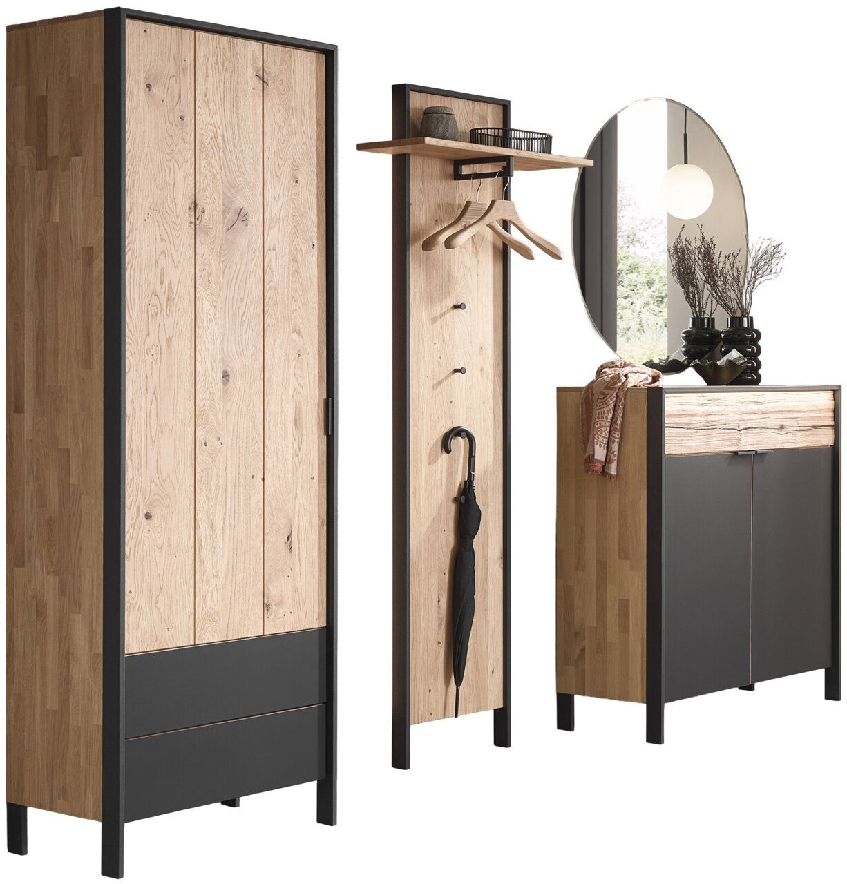 Garderoben-Set in moderner Perspektive mit Holz- und Metallelementen, bestehend aus einem hohen Schrank, einer Wandgarderobe mit Regalböden und Haken sowie einem Spiegel und einer Kommode.