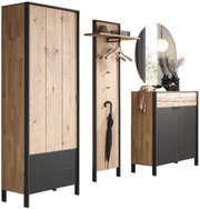 Garderobeset in een moderne stijl met houten en metalen elementen, bestaande uit een hoge kast, een wandgarderobe met planken en haken, een spiegel en een ladekast.