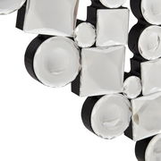 Nahaufnahme eines dekorativen Spiegels mit facettierten, runden und quadratischen Glaselementen auf schwarzem Hintergrund, perspektivisch von der Seite aufgenommen.