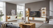 Moderne Wohnzimmermöbelkombination in heller, geräumiger Umgebung mit Sideboard, Highboard und TV-Wand in Holz- und Weißtönen, seitliche Perspektive.