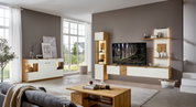 Moderne woonkamermeubelcombinatie in een lichte, ruime omgeving met dressoir, hoogkast en tv-wand in hout- en wittinten, zijaanzicht.