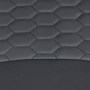 Nahaufnahme der Rückenlehne eines Gaming Stuhls mit sechseckigem Muster, von vorne betrachtet.