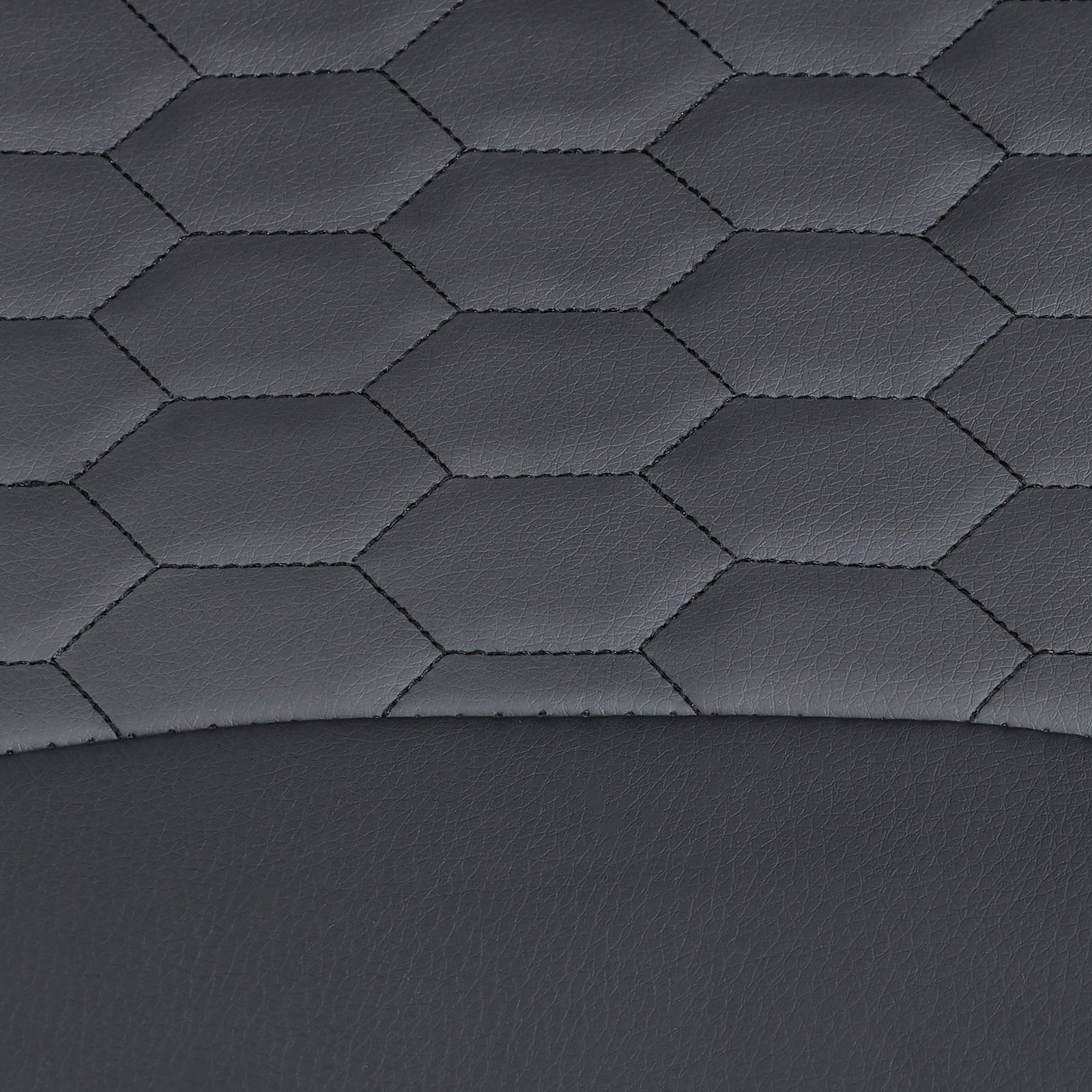 Nahaufnahme der Rückenlehne eines Gaming Stuhls mit sechseckigem Muster, von vorne betrachtet.