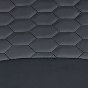 Nahaufnahme der Rückenlehne eines Gaming Stuhls mit sechseckigem Muster, von vorne betrachtet.